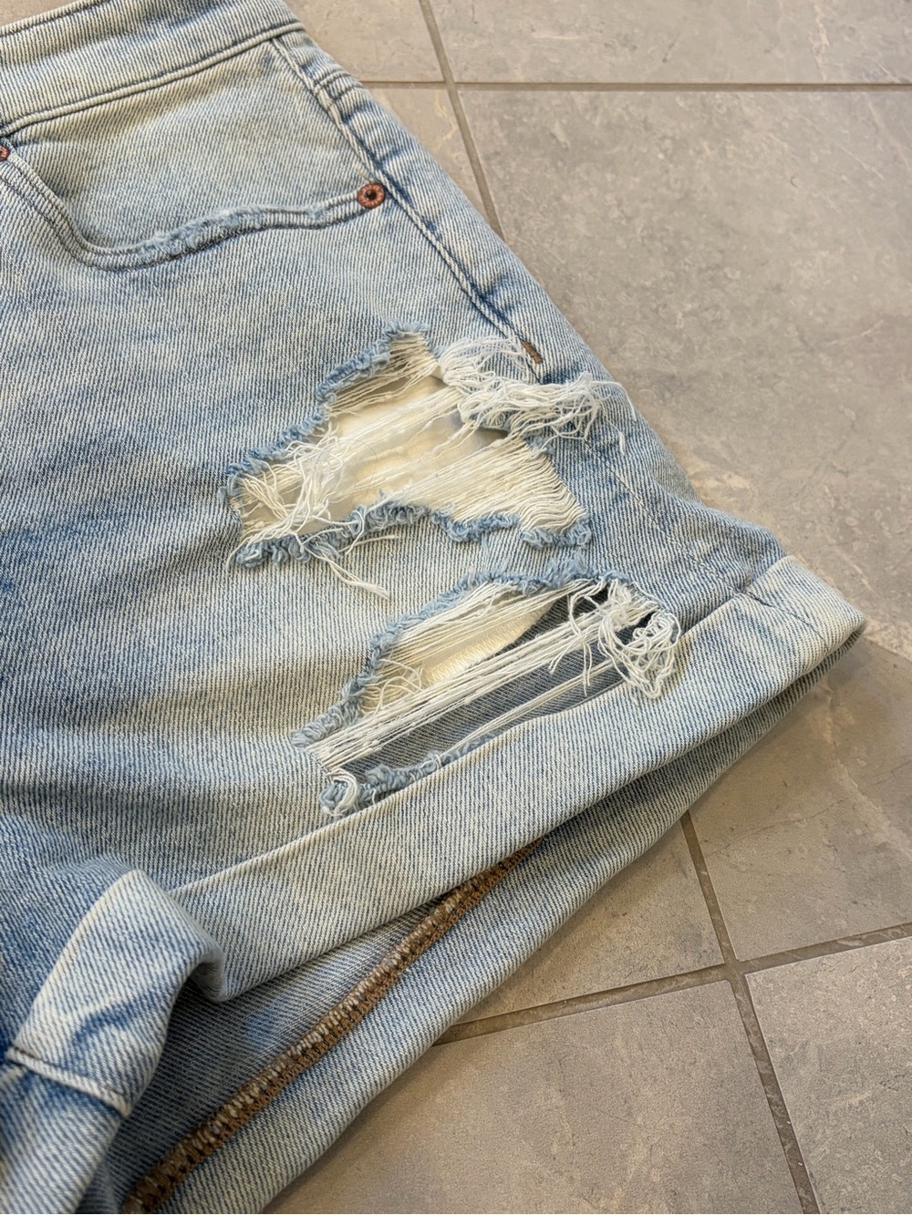 EUC American Eagle Mom Shorts Size 8 Light Wash Distressed Stretch Cuffed Denim - Picture 2 of 5